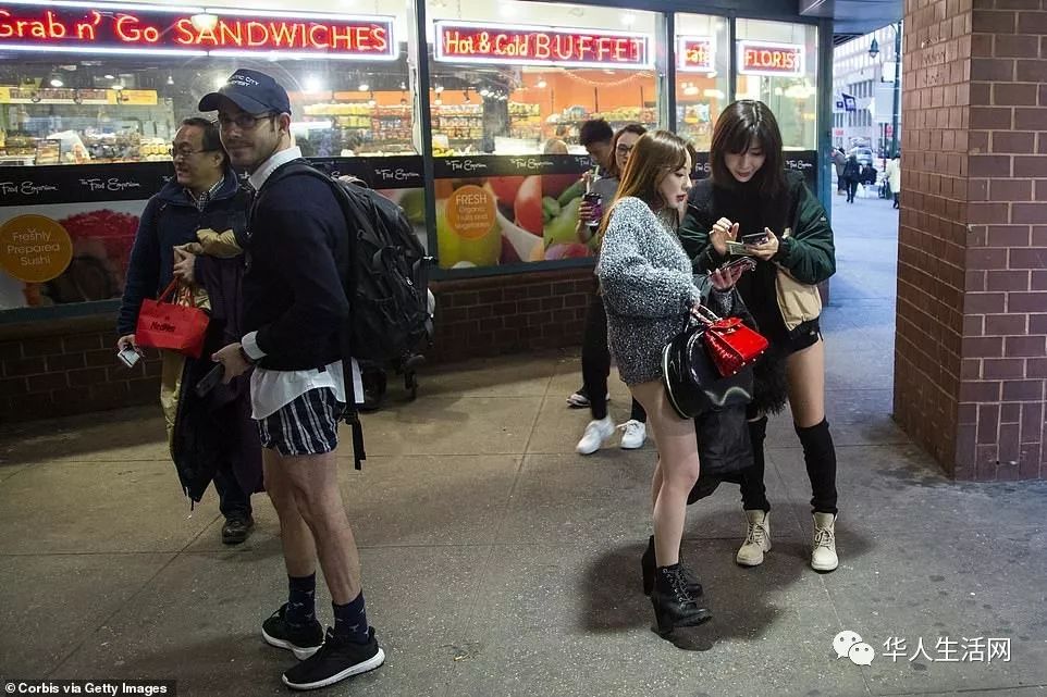 在站台背对地铁并往前下弯,尽情凸显臀部以及腿部线条