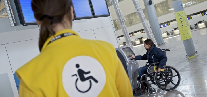 一家庭控訴 Alaska Airlines 未盡服務之責，導致家中75歲長者自行坐輪椅而跌落手扶梯身亡