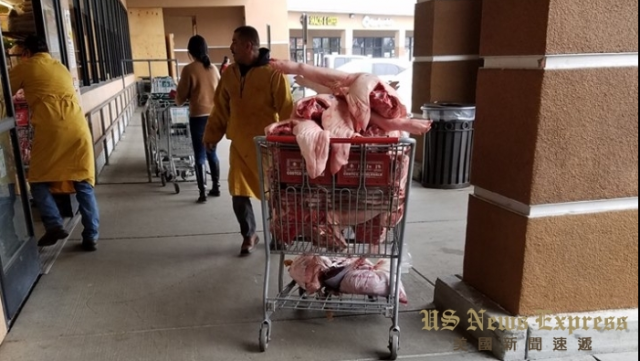 太恶心！美国知名华人超市被拍用购物车装生猪肉！网民们传疯了！