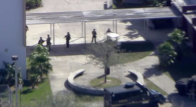情人節當天佛羅里達發生校園槍擊案，至少17人死亡，槍手被活捉