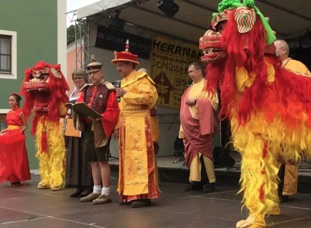 这个德国小镇居民自称“中国人”，中文是官方语言，春节比我们还热闹？