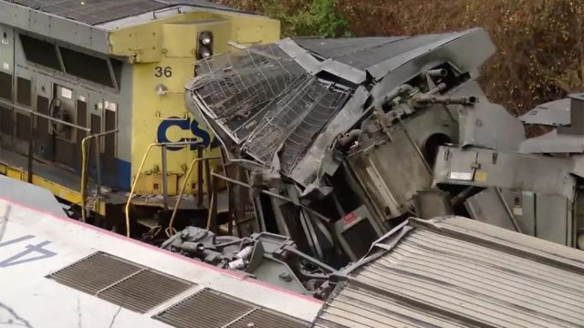 突發！美國兩火車相撞，已造成118人死傷！5000加侖燃料泄漏