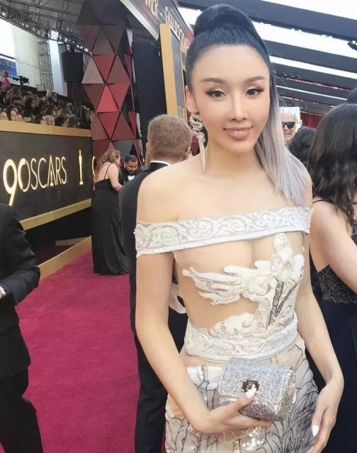 中國女星真空透視裙亮相奧斯卡，胸前風光太搶鏡