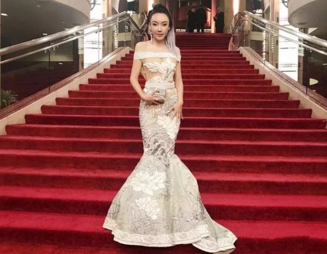 中國女星真空透視裙亮相奧斯卡，胸前風光太搶鏡