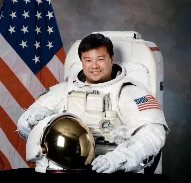 聽華裔學霸遨遊太空傳奇:首位太空行走華人焦立中