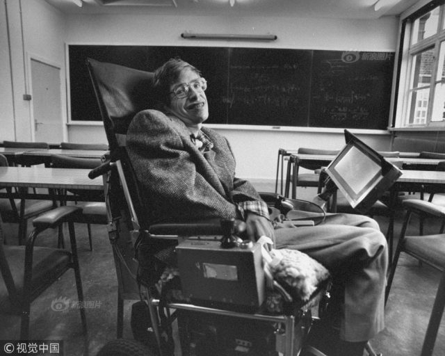 物理學家史蒂芬·霍金去世 舊照回顧其一生