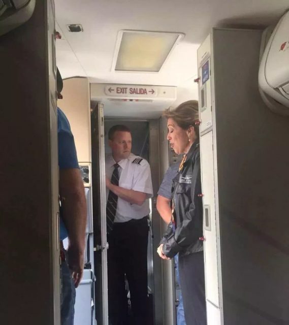 舷窗破损乘客被吸出机舱外身亡，飞机座位哪更安全？