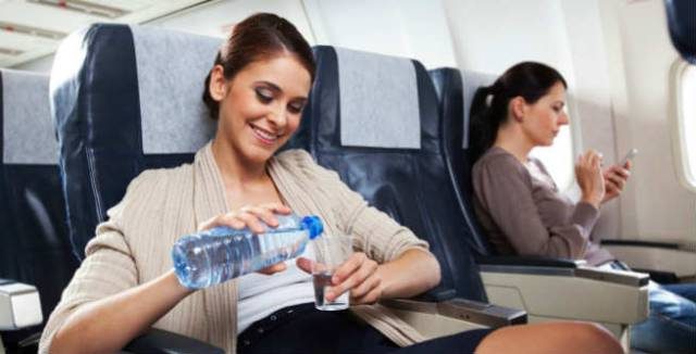 空姐为什么不喝飞机上的水？看完整个人都不好了……