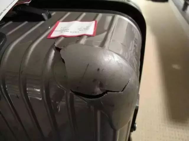 為什麼你的行李箱總是破的？機場偷拍的一幕，令所有人憤怒了...