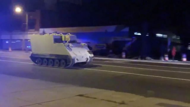美国国民警卫队装甲车被盗街头 “飚车”，警方一路开道