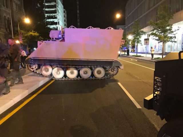 美国国民警卫队装甲车被盗街头 “飚车”，警方一路开道