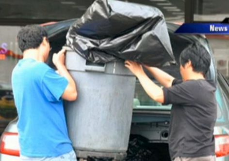 中國人投資移民來美國後為何在商場打掃衛生，餐館洗碗？