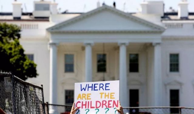 1岁男孩独自在美国移民法庭受审，嚎啕大哭让法官手足无措