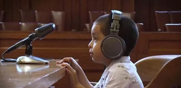 1岁男孩独自在美国移民法庭受审，嚎啕大哭让法官手足无措