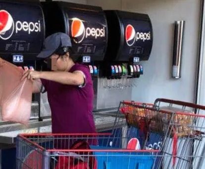 丟人現眼! 華裔大媽佔便宜: Costco飲料機前裝3大袋免費冰塊!