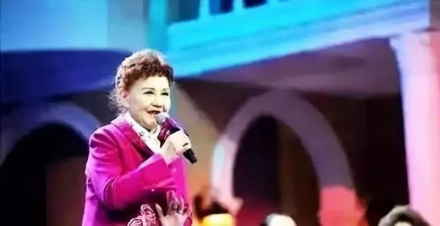 92歲高齡的「姑娘」登央視表演，邊唱邊跳，驚艷全場！