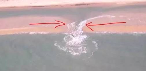 澳洲小男孩在岸边玩耍，突然被“无形大手”拉进深海消失不见！看到这个东西，不要犹豫立马上岸！