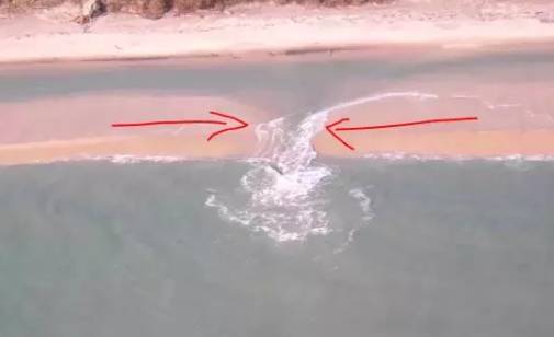 澳洲小男孩在岸邊玩耍，突然被「無形大手」拉進深海消失不見！看到這個東西，不要猶豫立馬上岸！