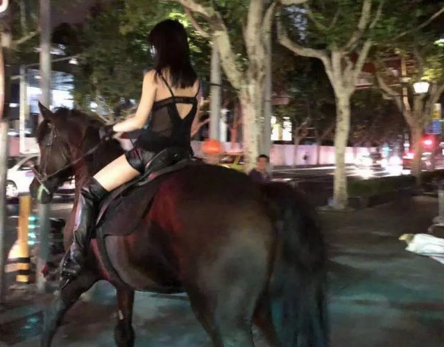 上海市中心一衣着性感女子深夜骑马，摆拍？？？炒作？？？ 今天