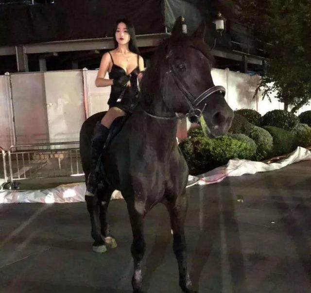 上海市中心一衣著性感女子深夜騎馬，擺拍？？？炒作？？？ 今天