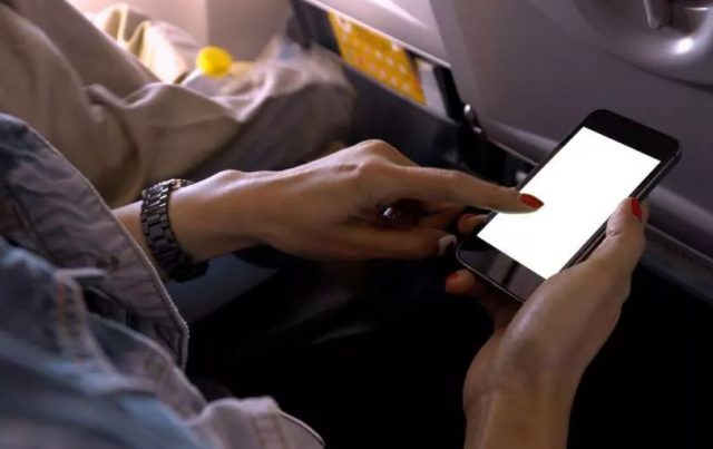旅客国际航班上“飞行模式”玩手机游戏 半小时被收10万漫游费