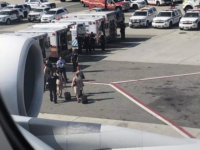 突发！飞往纽约肯尼迪机场航班内大规模病毒爆发，上百乘客感到不适，19人染病！