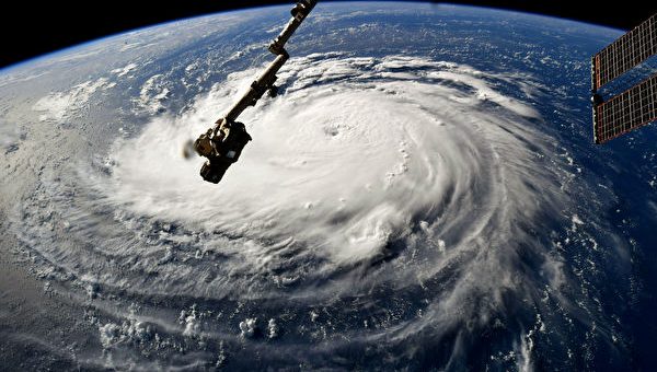佛罗伦斯飓风掀25米高巨浪 美逾千航班取消
