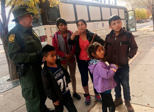 7歲無證客小女孩遭邊境當局拘留後死亡 白宮：是悲劇 但不關總統事