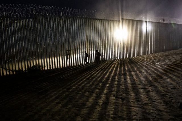 美政府警告：开放边境让移民系统濒临崩溃