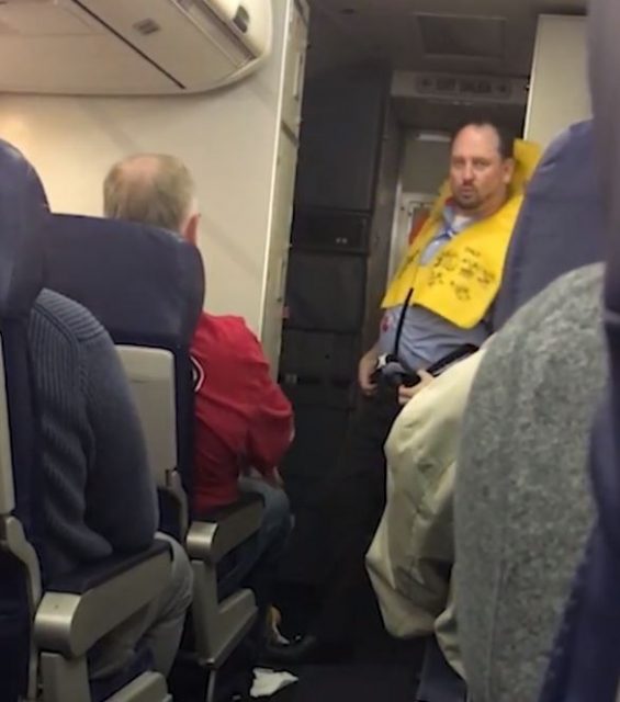 西南航空男空乘在飛機上大跳「艷舞」 乘客為何紛紛喝彩？