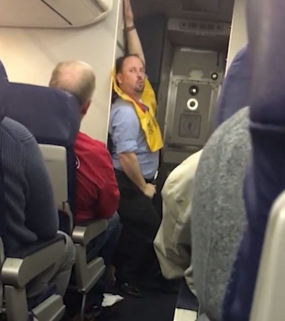 西南航空男空乘在飞机上大跳“艳舞” 乘客为何纷纷喝彩？