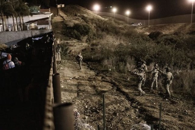 移民試圖越過邊境進入聖地亞哥 美國發射催淚彈