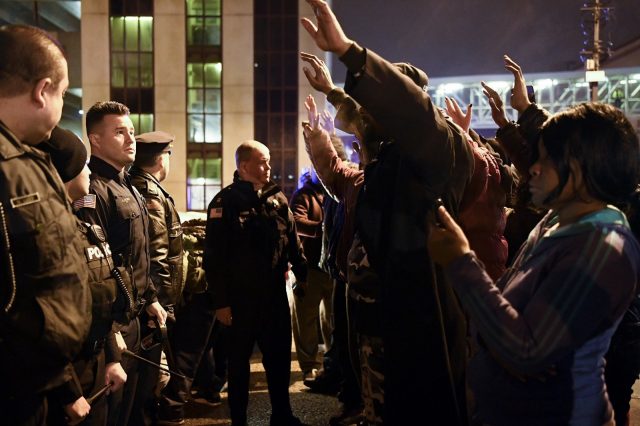 新泽西男子赴警局拍狂乱视频后离奇死亡 民众集会抗议