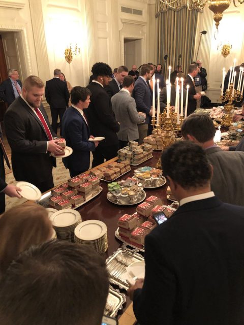 政府关门白宫没厨师 特朗普自掏腰包请客人吃汉堡