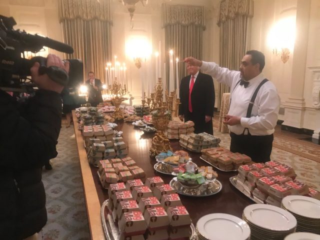 政府關門白宮沒廚師 特朗普自掏腰包請客人吃漢堡