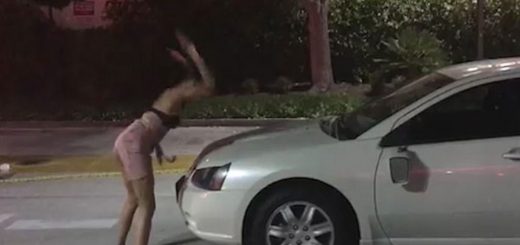 加州醉酒女乘客半裸暴捶網約車！拳打腳踢路人也不放過……