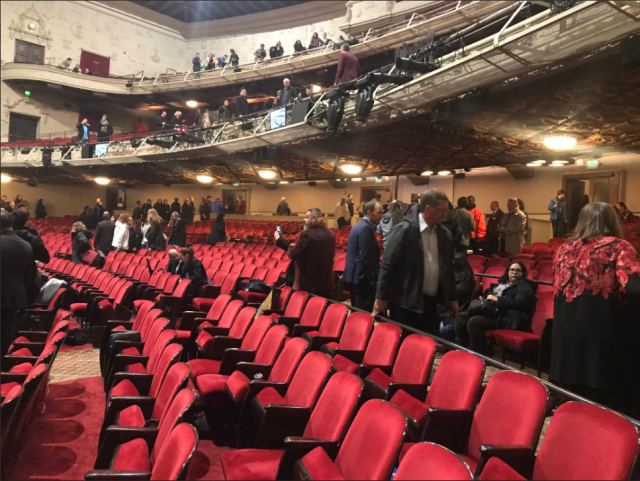 只憑一個字 就讓百老匯觀眾驚慌撤離劇場 數人受傷