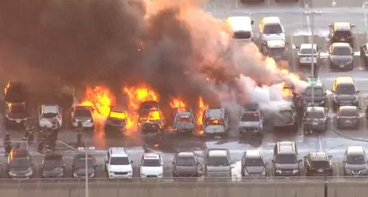 突發! 連燒17輛汽車 火海爆炸!紐瓦克機場停車場重大事故 現場濃煙滾滾 起因是...