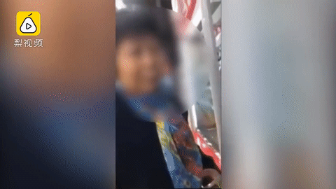 視頻瘋傳！華人大媽在海外超市被罵慘，「傻X中國人 給你一槍！」