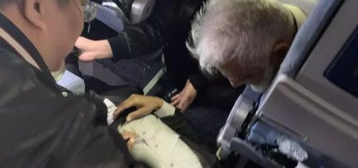 跨國航班上外籍乘客突發病痛 中國中醫高空針灸救人