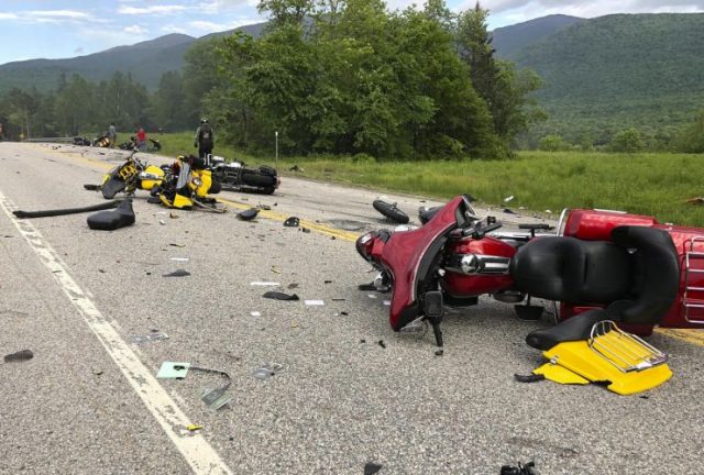 新州一皮卡與多輛摩托車相撞，7死3傷