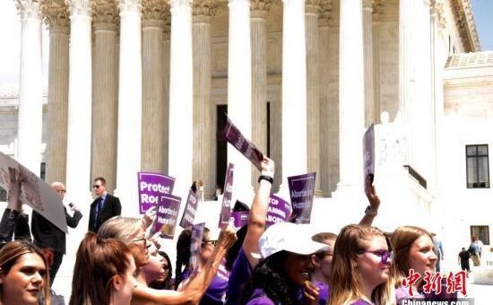 美国堕胎议题延烧 两州提出立法保护女性堕胎途径