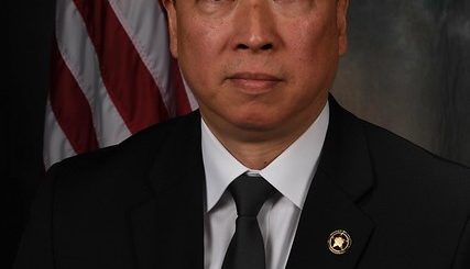 230多年后 美国终于了迎来首位华裔美国法警