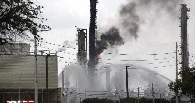 美孚石油公司炼油厂发生火灾 已致66人烧伤