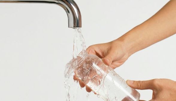 自来水含铅量严重超标 EPA敦促新州纽瓦克市民改饮瓶装水