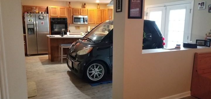 這也行？為免自家汽車被颶風吹走，美國夫婦把車開進廚房客廳停放