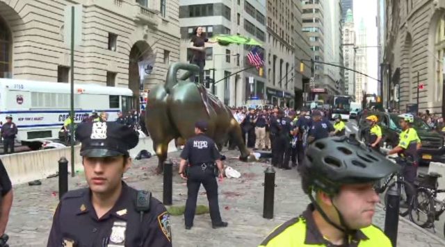 氣候抗議者潑假血 華爾街銅牛又遭殃