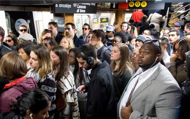 纽约客抗议警察地铁执法过当 至少两名示威者被捕