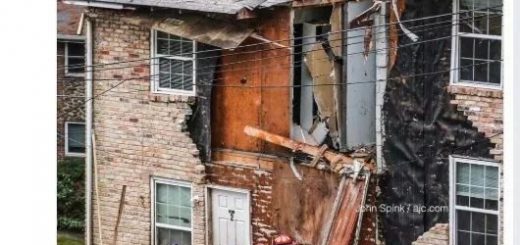 「天降橫禍」！亞特蘭大郊區一架小飛機墜入公寓，造成2人死亡...
