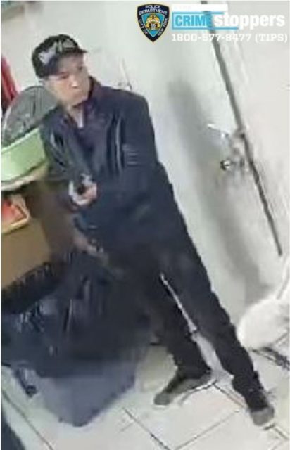 通緝令！3男持刀槍劫紐約華埠雜貨店 11人現金首飾被搶